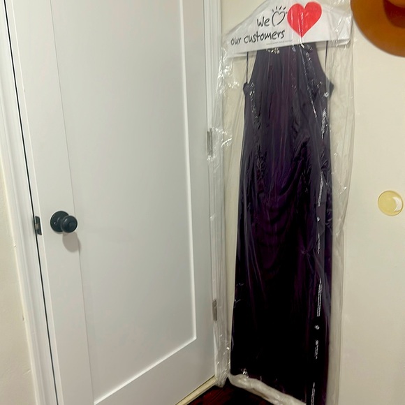 EUC |Lovely long dress!  Execellent holiday or formal dress. COMFORTABLE - Picture 2 of 11